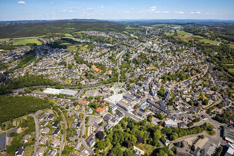Aerial view, town view, Meinerzhagen town hall, Wilhelm-Langemann-Haus nursing home, tennis facility Tennis-Club Grün-Weiß, music school Volmetal, Meinerzhagen, Märkischer Kreis, Sauerland, North Rhine-Westphalia, Germany, City, DE, Europe, distant view, hilly landscape, city centre, aerial view, aerial photography, aerial photography, townscape, city area, city centre, overview, bird's eye view, birds-eyes view, overview