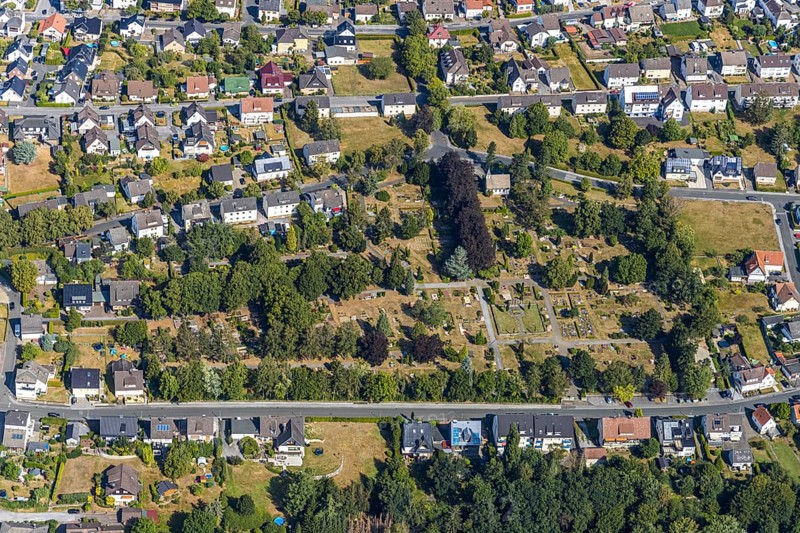 Aerial photograph, Lendringsen cemetery, Menden, Sauerland, Märkischer Kreis, North Rhine-Westphalia, Germany, burial site, DE, Europe, cemetery, cemetery road, memorial, Gottesacker, graves, burial ground, aerial photograph, aerial photography, aerial photography, resting place, overview, bird's-eye view, overview