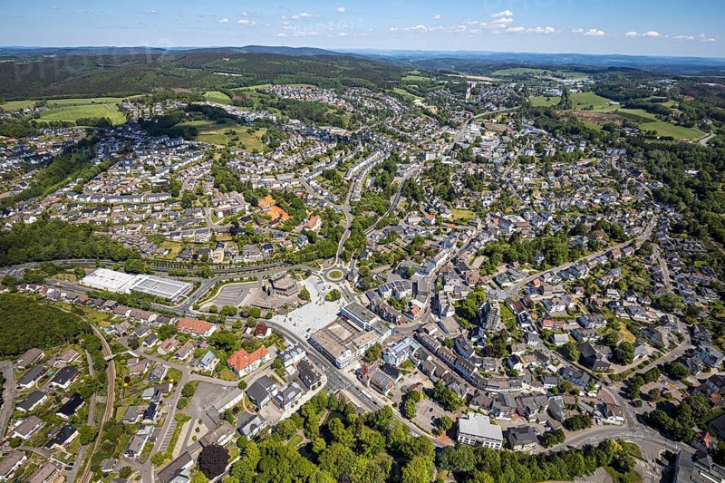 Aerial view, town view, Meinerzhagen town hall, Wilhelm-Langemann-Haus nursing home, tennis facility Tennis-Club Grün-Weiß, music school Volmetal, Meinerzhagen, Märkischer Kreis, Sauerland, North Rhine-Westphalia, Germany, City, DE, Europe, distant view, hilly landscape, city centre, aerial view, aerial photography, aerial photography, townscape, city area, city centre, overview, bird's eye view, birds-eyes view, overview