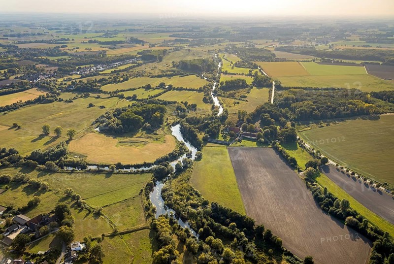 Aerial view, Lippe floodplain, river Lippe, river Genne, estate Göttinger Straße, Cappel, Lippstadt, district Soest, North Rhine-Westphalia, Germany, DE, Europe, distant view, farmsteads, Göttinger Straße, district Soest-Buch, district Soest-Buch, cultural landscape, farm, aerial view, aerial photography, aerial photography, nature reserve, overview, bird's eye view, meadows and fields, birds-eyes view, overview