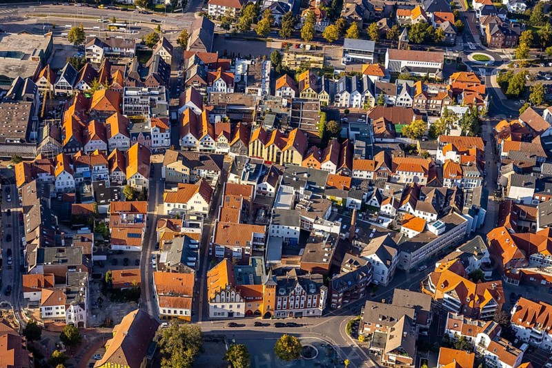 Aerial view, city centre, old town hall, Am Markt, fire defence tower, beer fountain, Lübbecke, East Westphalia-Lippe, OWL, North Rhine-Westphalia, Germany, old town, library, DE, Europe, cultural centre, aerial view, aerial photography, aerial photography, media centre, media library Lübbecke, OWL book, OWLBuch, East Westphalia, town hall, overview, bird's eye view, birds-eyes view, overview, red roofs