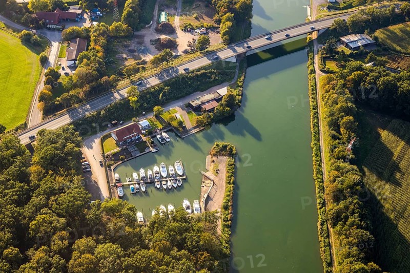 Aerial view, Motor-Yacht-Club am Mittellandkanal, Brücke Berliner Straße, Lübbecke, Ostwestfalen-Lippe, OWL, North Rhine-Westphalia, Germany, Boote, Bootsanlegestelle, Bundesstraße B239, DE, Europe, Hausstätte, Luftaufnahme, Luftbildfotografie, Luftfotografie, OWL-Buch, OWLBuch, Ostwestfalen, Schiff, Sportverein, Übersicht, Vogelperspektive, Yachten, birds-eyes view, overview