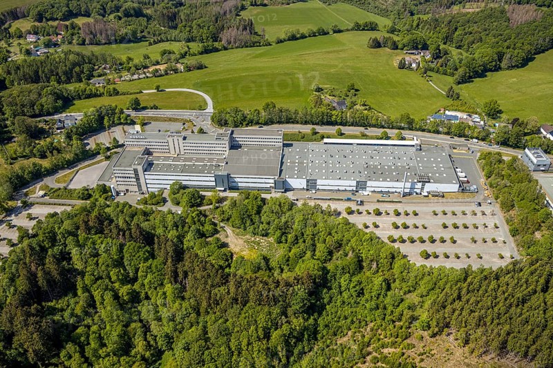 Aerial photograph, Leopold Kostal GmbH & Co. KG, An der Bellmerei, Lüdenscheid, Märkischer Kreis, Sauerland, North Rhine-Westphalia, Germany, DE, Europe, commercial area, commercial use, industrial plants, industrial area, industrial site, Kostal, aerial view, aerial photography, aerial photography, car parks, production plants, production halls, overview, traffic, bird's-eye view, forest area, birds-eyes view, overview