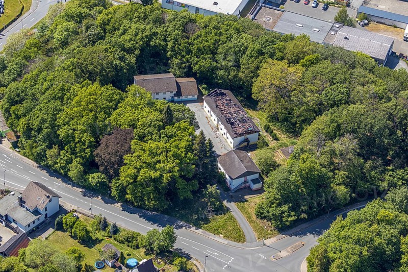 Aerial view, burnt down, destroyed OBDACHLOSENASY, former company building Autoreifen und Autoteile Wilms e.K, Lüdenscheid, Märkischer Kreis, Sauerland, North Rhine-Westphalia, Germany, demolition, DE, Europe, Leifringhauser Straße, aerial photograph, aerial photography, aerial photography, overview, bird's-eye view, bird's-eye view, overview, destroyed building