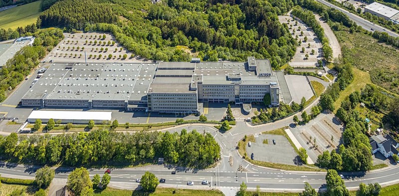 Aerial view, Leopold Kostal GmbH & Co. KG, An der Bellmerei, motorway A45, Lüdenscheid, Märkischer Kreis, Sauerland, North Rhine-Westphalia, Germany, motorway, DE, Europe, commercial area, commercial use, industrial plants, industrial area, industrial site, Kostal, district town, aerial view, aerial photography, aerial photography, car parks, production plants, production halls, overview, traffic, bird's-eye view, forest area, birds-eyes view, overview