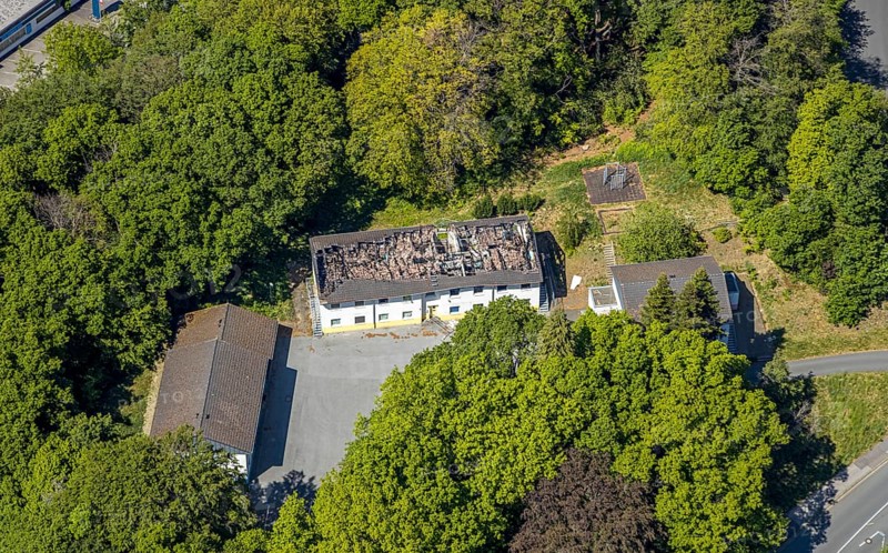 Aerial view, burnt down, destroyed OBDACHLOSENASY, former company building Autoreifen und Autoteile Wilms e.K, Lüdenscheid, Märkischer Kreis, Sauerland, North Rhine-Westphalia, Germany, demolition, DE, Europe, Leifringhauser Straße, aerial photograph, aerial photography, aerial photography, overview, bird's-eye view, bird's-eye view, overview, destroyed building