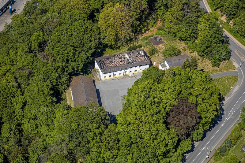 Aerial view, burnt down, destroyed OBDACHLOSENASY, former company building Autoreifen und Autoteile Wilms e.K, Lüdenscheid, Märkischer Kreis, Sauerland, North Rhine-Westphalia, Germany, demolition, DE, Europe, Leifringhauser Straße, aerial photograph, aerial photography, aerial photography, overview, bird's-eye view, bird's-eye view, overview, destroyed building