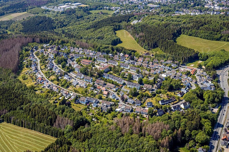 Aerial view, district Bierbaum in forest location, primary schools Bierbaum, Lüdenscheid, Märkischer Kreis, Sauerland, North Rhine-Westphalia, Germany, DE, Europe, property tax, real estate, aerial view, aerial photography, aerial photography, overview, bird's-eye view, forest area, residential area, living and living, residential area, residential buildings, residential quality, housing estate, birds-eyes view, overview