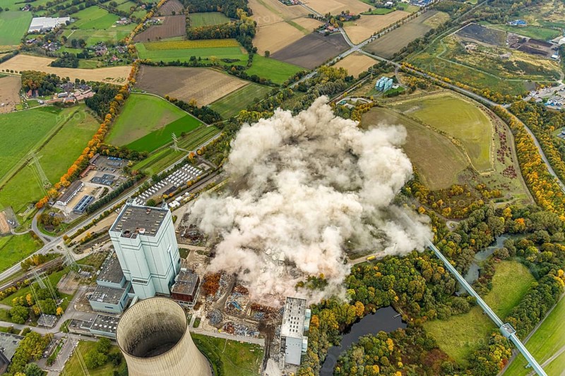 Aerial photo, thousands of spectators watched with great interest as the Gersteinwerk chimney was blown up half an hour late. The 282 metre high RWE chimney fell exactly into the prepared gravel bed. City limits of Werne, Hamm North Rhine-Westphalia, Germany
