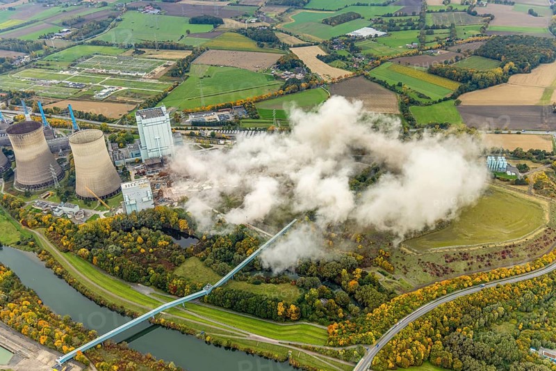 Aerial photo, thousands of spectators watched with great interest as the Gersteinwerk chimney was blown up half an hour late. The 282 metre high RWE chimney fell exactly into the prepared gravel bed. City limits of Werne, Hamm North Rhine-Westphalia, Germany