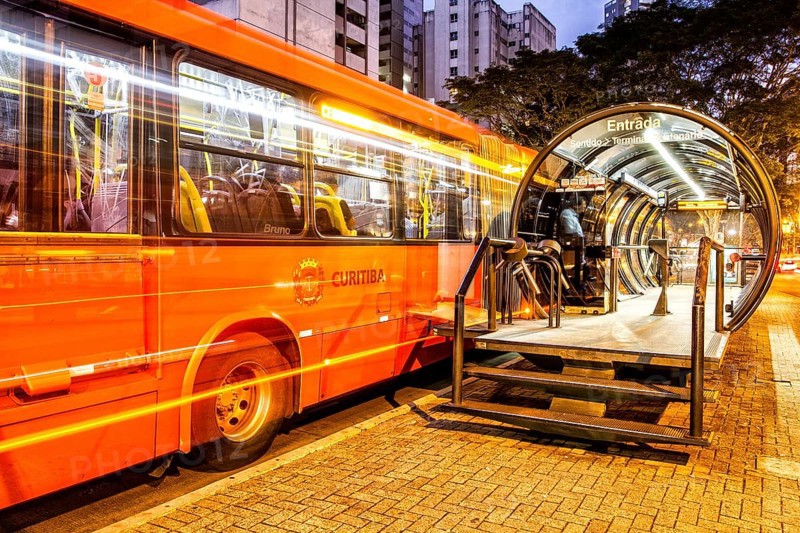 Estação tubo de ônibus. Curitiba, Paraná, Brasil. / Tube bus stop. Curitiba, Parana, Brazil