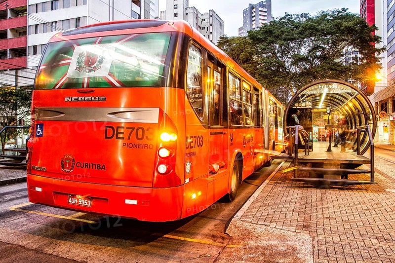 Estação tubo de ônibus. Curitiba, Paraná, Brasil. / Tube bus stop. Curitiba, Parana, Brazil