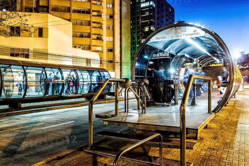 Estação tubo de ônibus. Curitiba, Paraná, Brasil. / Tube bus stop. Curitiba, Parana, Brazil