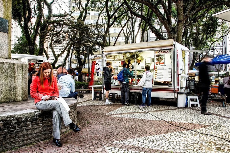 Feira de comida de rua na Praça da Ucrânia. Curitiba, Paraná, Brasil. / Food trucks at Ucrania Square. Curitiba, Parana, Brazil