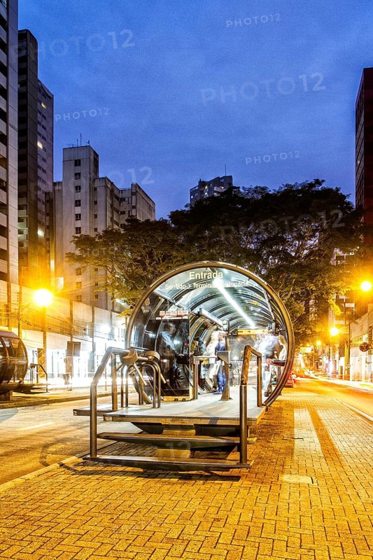 Estação tubo de ônibus. Curitiba, Paraná, Brasil. / Tube bus stop. Curitiba, Parana, Brazil