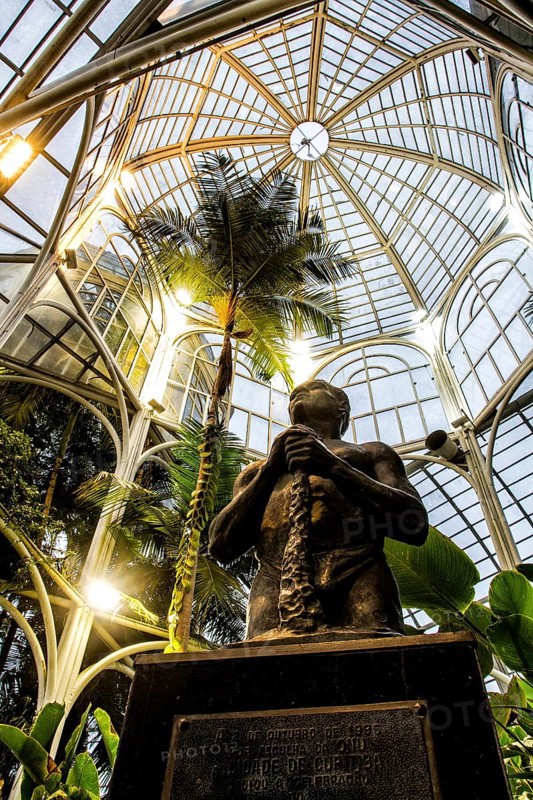 Escultura no interior da estufa do Jardim Botânico de Curitiba. Curitiba, Paraná, Brasil. / Sculpture in the interior of the greenhouse of Botanic Garden. Curitiba, Parana, Brazil