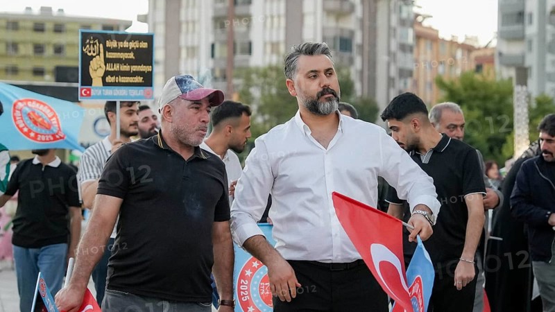 Gaziantep, Türkiye – October 11, 2025: Thousands of Turkish citizens take part in a large demonstration in solidarity with Palestinians in Gaza, following the announcement of a ceasefire, the withdrawal of Israeli forces from the Gaza Strip, and the mutual release of prisoners from both sides, Gaziantep, Türkiye