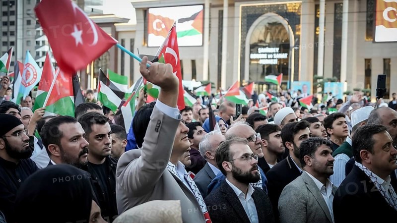 Gaziantep, Türkiye – October 11, 2025: Sehitkamil Mayor Umut Yilmaz takes part in a pro-Gaza march following the announcement of a ceasefire, the withdrawal of Israeli forces from the Gaza Strip, and a prisoner exchange between both sides. The event saw thousands of participants expressing solidarity with Palestinians in Gaza, Gaziantep, Türkiye