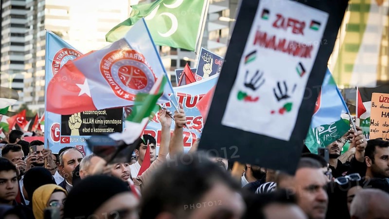 Gaziantep, Türkiye – October 11, 2025: Thousands of Turkish citizens take part in a large demonstration in solidarity with Palestinians in Gaza, following the announcement of a ceasefire, the withdrawal of Israeli forces from the Gaza Strip, and the mutual release of prisoners from both sides, Gaziantep, Türkiye