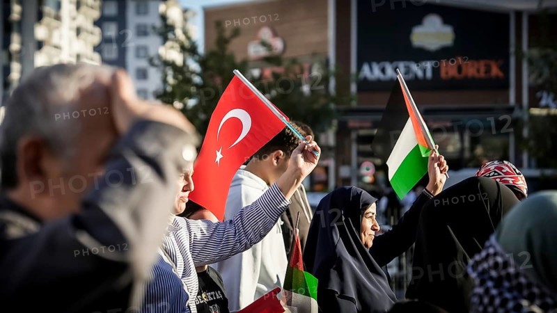 Gaziantep, Türkiye – October 11, 2025: Thousands of Turkish citizens take part in a large demonstration in solidarity with Palestinians in Gaza, following the announcement of a ceasefire, the withdrawal of Israeli forces from the Gaza Strip, and the mutual release of prisoners from both sides, Gaziantep, Türkiye