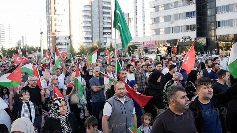 Gaziantep, Türkiye – October 11, 2025: Thousands of Turkish citizens take part in a large demonstration in solidarity with Palestinians in Gaza, following the announcement of a ceasefire, the withdrawal of Israeli forces from the Gaza Strip, and the mutual release of prisoners from both sides, Gaziantep, Türkiye