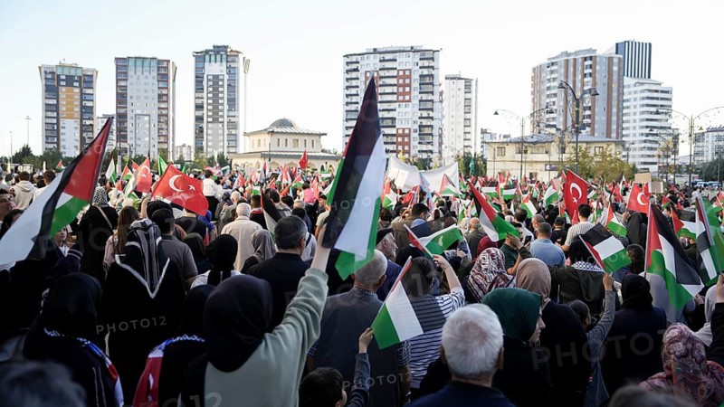 Gaziantep, Türkiye – October 11, 2025: Thousands of Turkish citizens take part in a large demonstration in solidarity with Palestinians in Gaza, following the announcement of a ceasefire, the withdrawal of Israeli forces from the Gaza Strip, and the mutual release of prisoners from both sides, Gaziantep, Türkiye