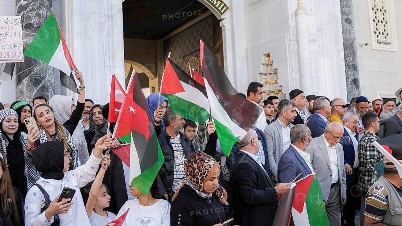Gaziantep, Türkiye – October 11, 2025: Thousands of Turkish citizens take part in a large demonstration in solidarity with Palestinians in Gaza, following the announcement of a ceasefire, the withdrawal of Israeli forces from the Gaza Strip, and the mutual release of prisoners from both sides, Gaziantep, Türkiye