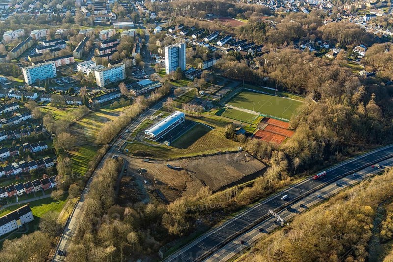 Aerial view, district sports facility Emst, Emst, Hagen, Ruhr area, North Rhine-Westphalia, Germany, motorway A45, DE, Europe, football pitch, football club, property tax, Haßleyer Straße, high-rise buildings, real estate, aerial view, aerial photography, aerial photography, apartment buildings, local supply centre, sports, sports facilities, sports club Concordia Hagen 1967 e.V., sports field, sports facility, tennis, tennis facility, tennis club TC Concordia Hagen e.V., tennis courts, tennis club, overview, clubhouse 2.0 SpVg Hagen 1911, bird's-eye view, wooded area, woodland, residential area, housing and living, residential area, residential buildings, housing quality, housing estate, birds-eyes view, overview