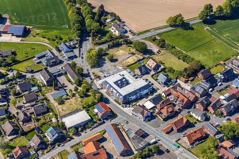 Aerial view, Kastanienhof neighbourhood, flats and day care, Rekener Straße, Lavesum primary school, building plot Merfelder Straße, Haltern am See, Münsterland, Ruhr area, North Rhine-Westphalia, Germany, construction site, care and nursing, education, educational institution, DE, Europe, primary school, property tax, real estate, educational institute, aerial view, aerial photography, aerial photography, care facility, school, retirement home, overview, bird's-eye view, housing and living, residential area, residential buildings, residential quality, residential neighbourhood, housing estate, birds-eyes view, overview