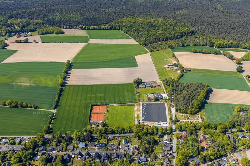 Aerial view, sports facility DJK Blau-Weiß Lavesum 1931, Haltern am See, Münsterland, Ruhr area, North Rhine-Westphalia, Germany, DE, Europe, football pitch, football club, Künstlerhof Lavesum, aerial view, aerial photography, aerial photography, sports, sports facilities, sports field, sports facility, tennis courts, overview, bird's eye view, forest area, meadows and fields, birds-eyes view, overview