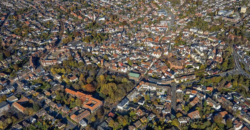 Aerial view, Old Town, Haltern Town Hall, St. Sixtus Church, historical buildings, Kardinal-von-Galen-Park, Siebenteufelsturm, Haltern am See, Ruhr area, North Rhine-Westphalia, Germany, Altstadtring, place of worship, authority, City, DE, Dr.-Conrads-Straße, ice rink, Europe, religious community, place of worship, property tax, holy place, real estate, city centre, church, parish, denomination, aerial view, aerial photography, aerial view, park, Haltern police station, town hall, religion, religious site, townscape, city area, city administration, city centre, tower, overview, bird's-eye view, Wall streets, residential area, living and life, residential area, residential buildings, quality of life, birds-eyes view, historic old town, historic landmark, overview, autumn, autumn leaves, golden October, autumnal