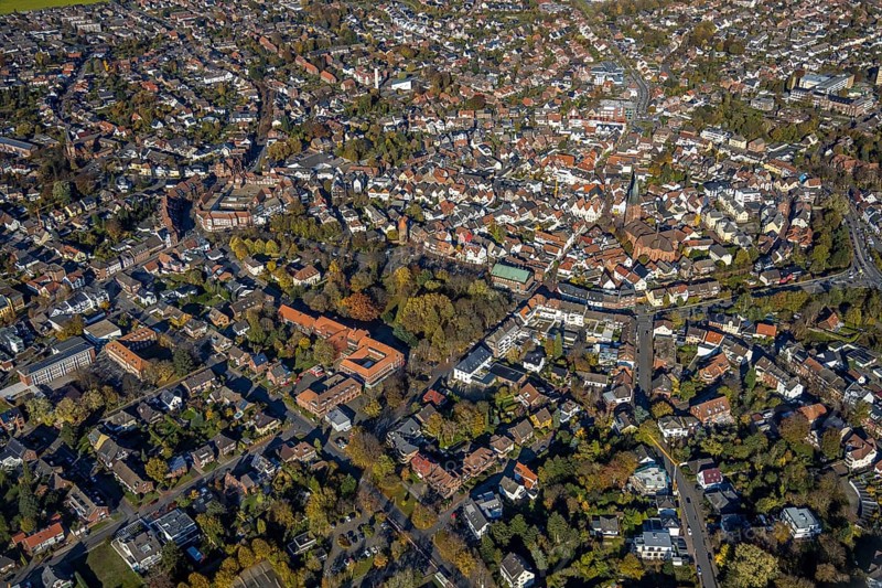 Aerial view, Old Town, Haltern Town Hall, St. Sixtus Church, historical buildings, Kardinal-von-Galen-Park, Siebenteufelsturm, Haltern am See, Ruhr area, North Rhine-Westphalia, Germany, Altstadtring, place of worship, authority, City, DE, Dr.-Conrads-Straße, ice rink, Europe, religious community, place of worship, property tax, holy place, real estate, city centre, church, parish, denomination, aerial view, aerial photography, aerial view, park, Haltern police station, town hall, religion, religious site, townscape, city area, city administration, city centre, tower, overview, bird's-eye view, Wall streets, residential area, living and life, residential area, residential buildings, quality of life, birds-eyes view, historic old town, historic landmark, overview, autumn, autumn leaves, golden October, autumnal