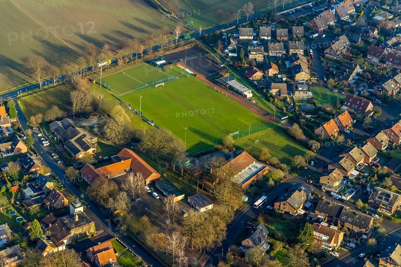 Aerial view of the Heideschule Hullern-Flaesheim with sports field in the Schulstraße and kindergarten Sankt Andreas in the district Hullern in Haltern am See in the Ruhr area in North Rhine-Westphalia, Germany, DE, Europe, football field, football stadium, Haltern am See, kindergarten, day nursery, day care centre, day nursery, day care centre, aerial view, aerial photography, aerial photography, North Rhine-Westphalia, Ruhr area, sports, sports facilities, sports field, sports facility, overview, bird's-eye view, overview