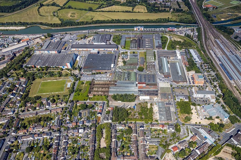 Aerial view, industrial area at the canal west of the main station, former Thyssen site, harbour, Hamm, Ruhr area, North Rhine-Westphalia, Germany, DE, Europe, birds-eyes, view, aerial photograph, aerial photography, aerial photography, overview, bird's eye view, Datteln-Hamm canal, industrial area, industry, manufacturing, production, train traffic, railway traffic, traffic connection, travel, holiday
