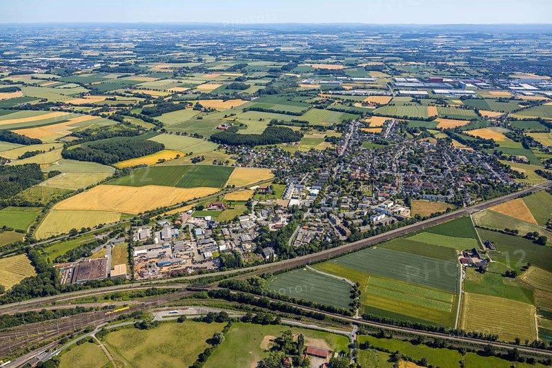 Aerial view, overview Hamm Weetfeld Selmiger Heide, railway line, Hamm, Ruhr area, North Rhine-Westphalia, Germany, DE, Europe, birds-eyes, view, aerial photograph, aerial photography, aerial photography, overview, bird's eye view, Selmiger, Heide, Weetfeld, railway line, railway network, infrastructure, transport, train traffic, freight traffic, railway network
