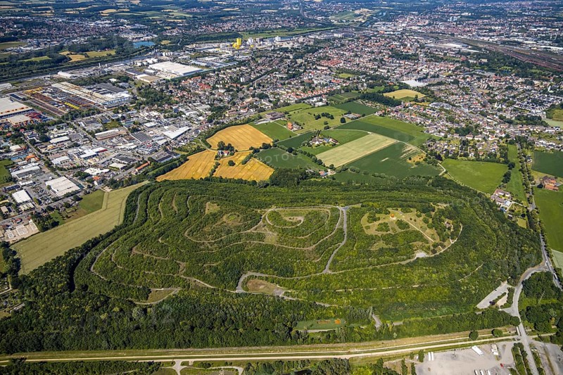 Aerial photograph, view of Hamm-Daberg, Kissinger Höhe slagheap, Humbert slagheap, former Heinrich-Robert mine, slagheap sign, observation tower, Hamm, Ruhr area, North Rhine-Westphalia, Germany, DE, Europe, birds-eyes, view, aerial photograph, aerial photography, aerial photography, overview, bird's-eye view, Kissinger, Höhe, colliery, Heinrich-Robert, former, mining, overburden, coal