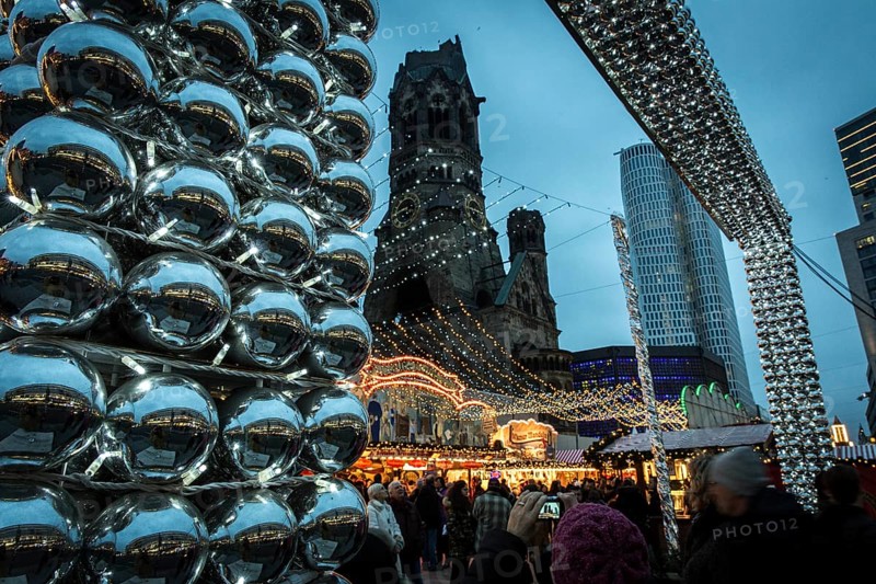DEU Germany Germany Berlin Scene at the Christmas market at the Gedächniskirche in Berlin-Charlottenburg
