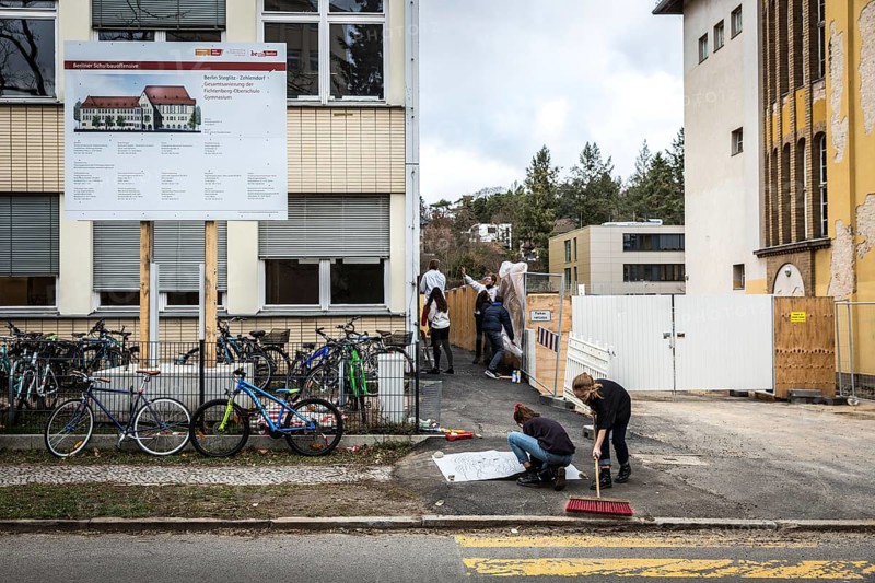 DEU Germany Germany Berlin Pupils at Fichtenberg secondary school in Steglitz beautify their school