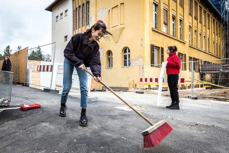 DEU Germany Germany Berlin Pupils at Fichtenberg secondary school in Steglitz beautify their school