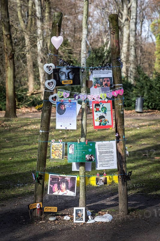 DEU Germany Germany Berlin A tree with fan mail to Michael Jackson has been erected in the Tiergarten as part of the 'Tree of Life' campaign by the Michael Jackson fan community. Many of the messages look freshly hung up