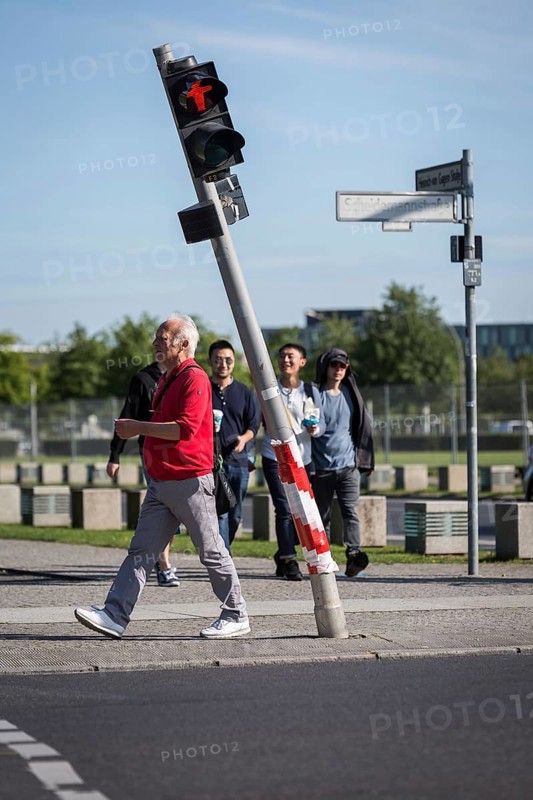 DEU Germany Germany Berlin Pedestrians pass a traffic light on Scheidemannstraße in Mitte