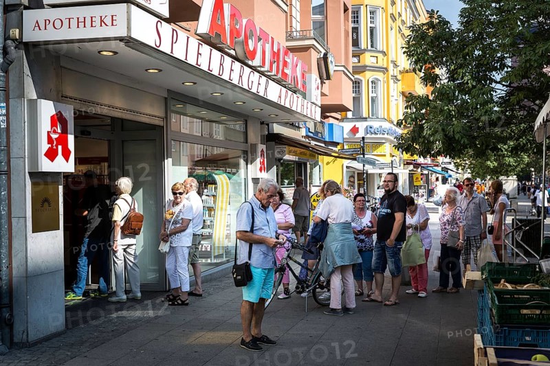 DEU Germany Germany Berlin Queue in front of a pharmacy in the city centre of Berlin-Spandau