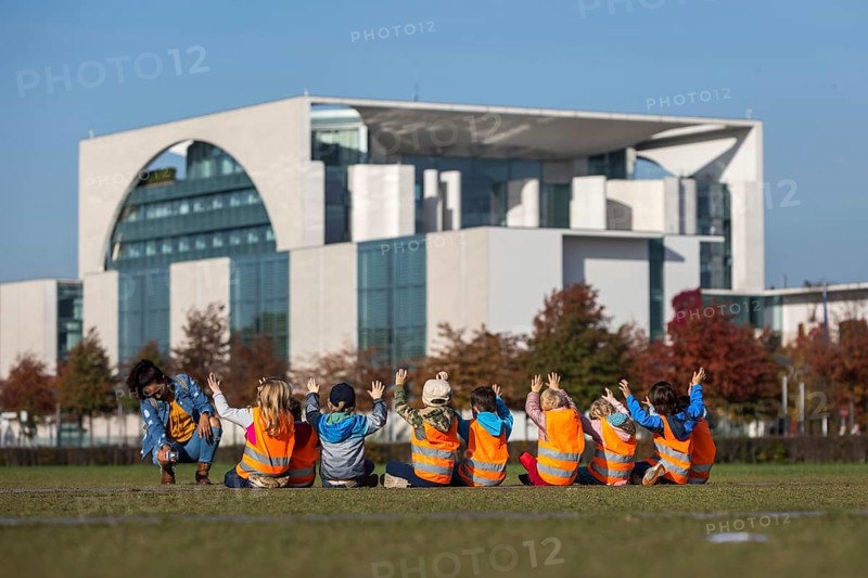 DEU Germany Germany Berlin Kindergarten children raise their hands for a group photo in front of the Federal Chancellery