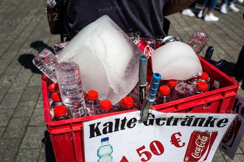DEU Germany Germany Berlin A drinks vendor on Pariser Platz cools his bottles with blocks of ice