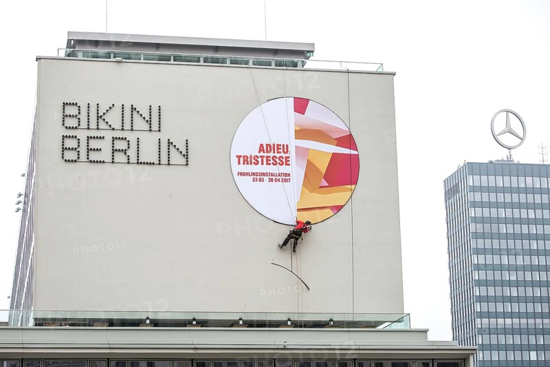 DEU Germany Germany Berlin A worker removes the outdoor advertising for a spring installation in the Bikini-Haus