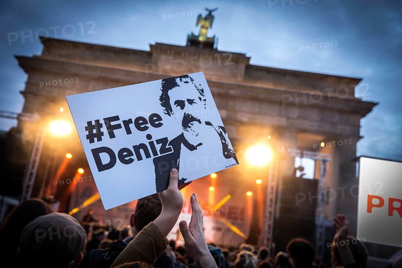 DEU Germany Germany Berlin The solidarity event for imprisoned Turkish journalists organised by Amnesty International and Reporters Without Borders on Press Freedom Day in front of the Brandenburg Tor. Special attention was paid to former Taz journalist and current Welt correspondent Deniz Yuecel, who is currently in solitary confinement in Turkey. The title of the evening was 'To the press'