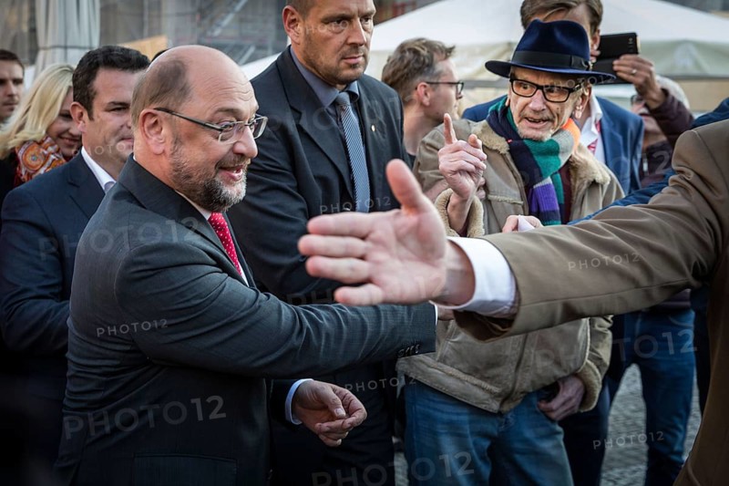 DEU Germany Germany Berlin Final rally of SPD chancellor candidate Martin Schulz on Berlin's Gendarmenmarkt. A passer-by raises his index finger at Schulz