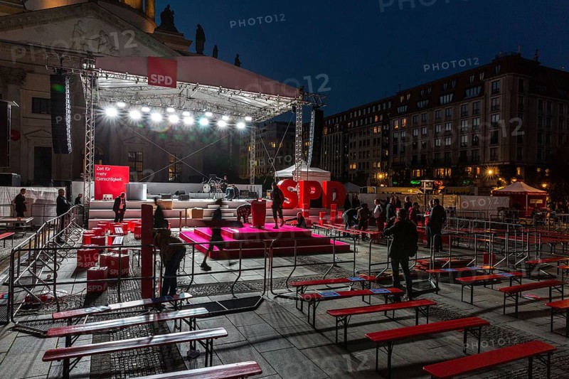 DEU Germany Germany Berlin Final rally of SPD chancellor candidate Martin Schulz at Berlin's Gendarmenmarkt. Dismantling after the end of the event