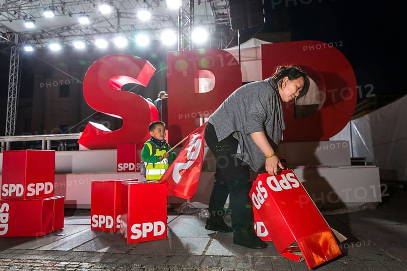 DEU Germany Germany Berlin Final rally of SPD chancellor candidate Martin Schulz at Berlin's Gendarmenmarkt. Dismantling after the end of the event