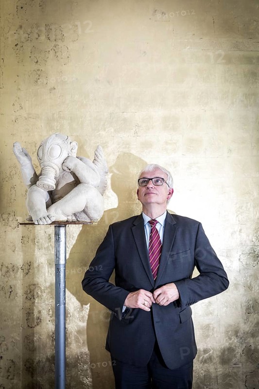 DEU Germany Germany Berlin The Managing Director of Deutsche Umwelthilfe, Jürgen Resch, next to a sculpture by sculptor Peter Lenk